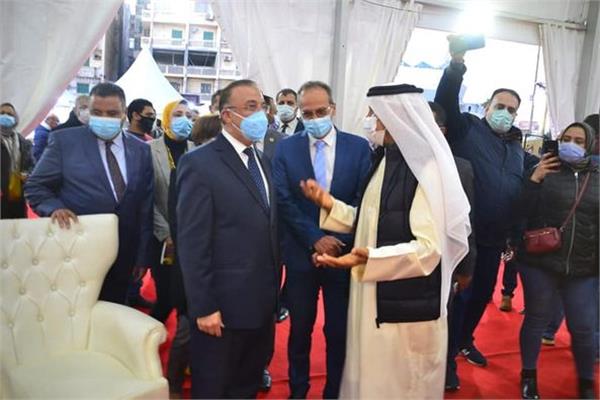 مدير هيئة الشارقة يهدي محافظ الإسكندرية كتاب «محاكم التفتيش»