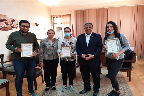 عميد آداب عين شمس يكرم فريق عمل برنامج الكنترول الإلكتروني