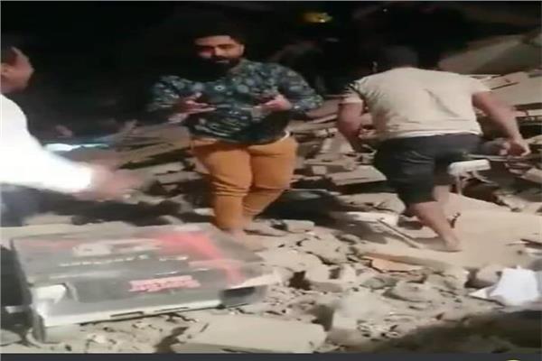 خلال رفع أنقاض العقار المنهار