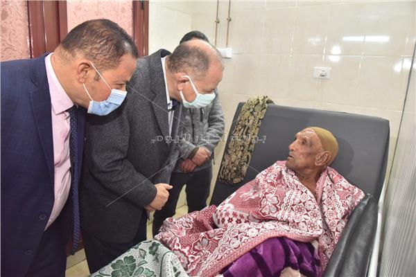 محافظ أسيوط يزور المصابين