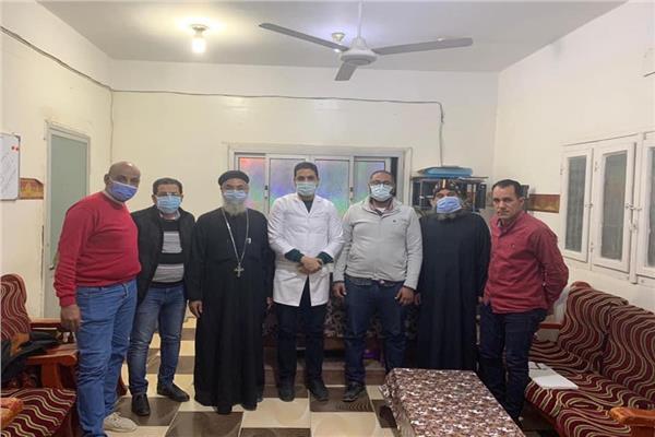 وفد من كهنة طهطا يزور مصابي حادث قطاري سوهاج