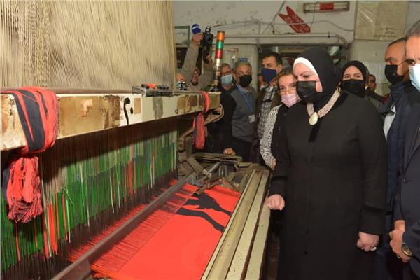 جولة نيفين جامع وزيرة الصناعة والتجارة 