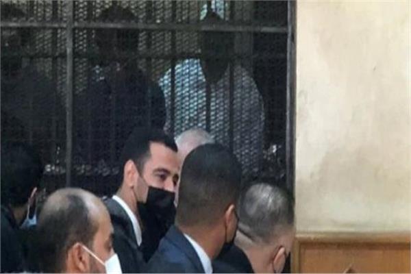 متحرش المعادي في قفص المحكمة 