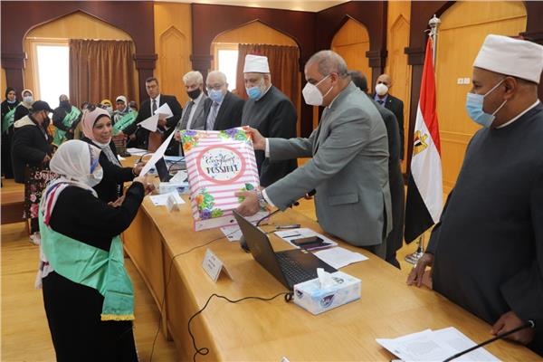 مجلس جامعة الأزهر يكرم الأمهات المثاليات