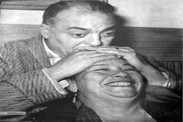 الشيخ زكريا أحمد يداعب زوجته