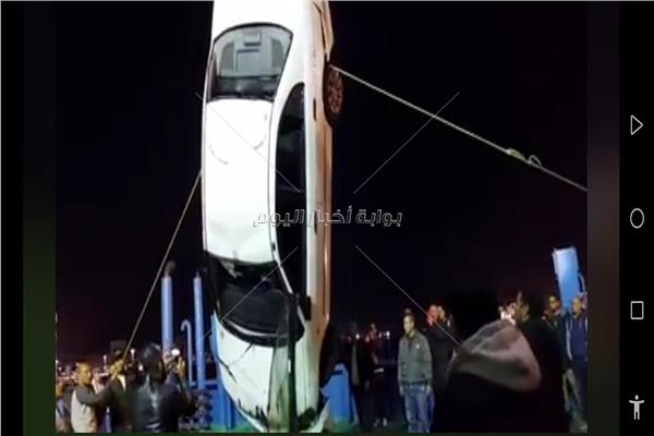 انتشال سيارة ملاكى غارقة في قناة السويس