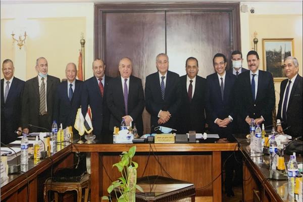 وزير التموين خلال الاجتماع 