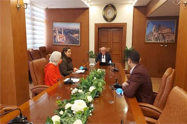 محافظ بورسعيد يتابع سير العمل بمركز المتغيرات المكانية 