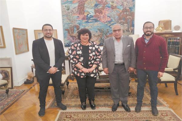 د. إيناس عبدالدايم مع إدارة المهرجان «د. محمد العدل ومحمد محمود ومونى محمود»