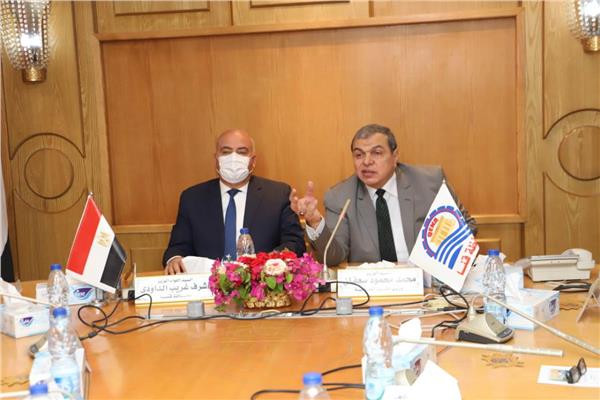 سعفان ومحافظ قنا  يتبادلان الدروع