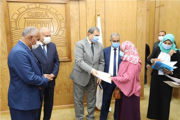 سعفان ومحافظ قنا يسلمان 40عقد عمل لذوي الهمم والعزيمة  