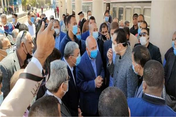 الفريق كامل الوزير وزير النقل والمواصلات خلال زيارته لمحافظة المنيا