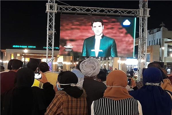 توافد المواطنون على ميدان المحطة بأسوان لمشاهدة موكب نقل المومياوات الملكية