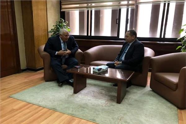 محافظ الوادي الجديد و رئيس" الأبنية التعليمية " يبحثان مشروعات حياة كريمة بالمحافظة 