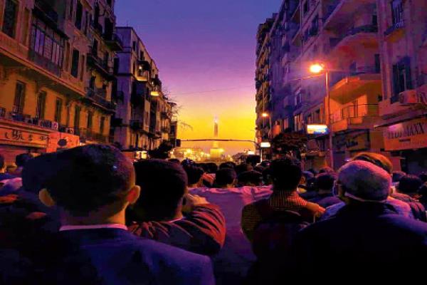ترقب الشباب المصري في ميدان التحرير بدأ حفل "موكب المومياوات الملكية"