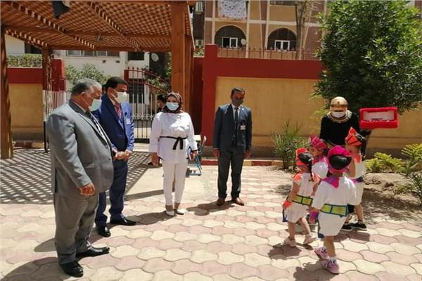 بالزى الفرعونى أطفال المدرسة اليابانية يستقبلون وكيل تعليم أسوان