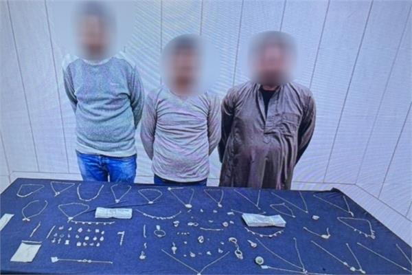 المتهمين بحوزتهم المضبوطات