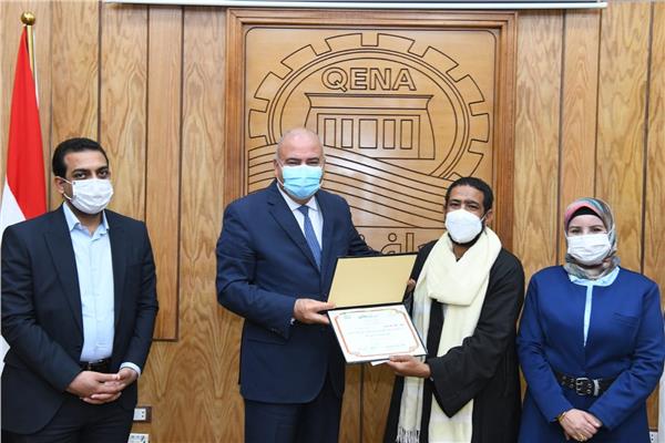 الداودي يكرم 4 نماذج مشرفة من أبناء محافظة قنا