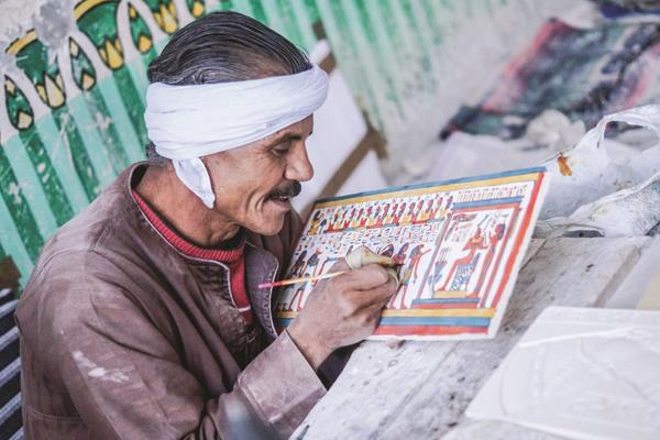 عم حسني والنقش على الألباستر