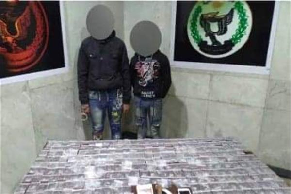 المتهمين وبحوزتهم المضبوطات