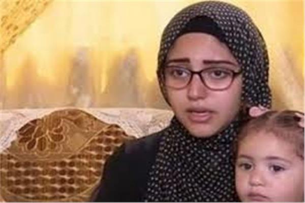 الطفلة برفقة والدتها