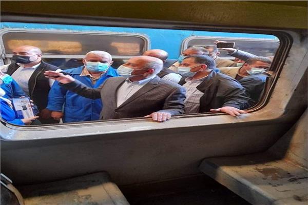 بالصور وزير النقل يتفقد محطة قطارات منياالقمح والزقازيق