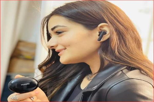الفنانة ملك زاهر
