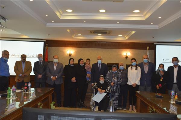 محافظ الجيزة يكرم أمهات أسر الشهداء