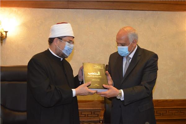 محافظ الجيزة يهدي درع المحافظة لوزير الأوقاف تقديرًا لجهوده الدعوية والوطنية