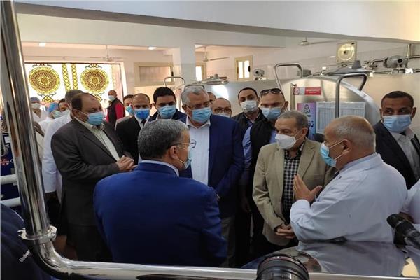  وزيرا الزراعة والدولة للإنتاج الحربى خلال افتتاح مركز تجميع الألبان بأبو قرقاص