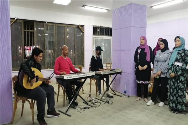 أنشطة فنية ومناقشة كتب بثقافة المنيا
