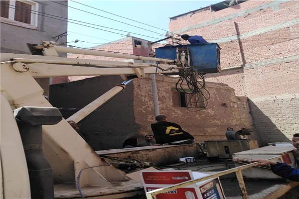 تحويل اسلاك الكهرباء لكابلات أرضي في مدينة الشهداء بالمنوفية 