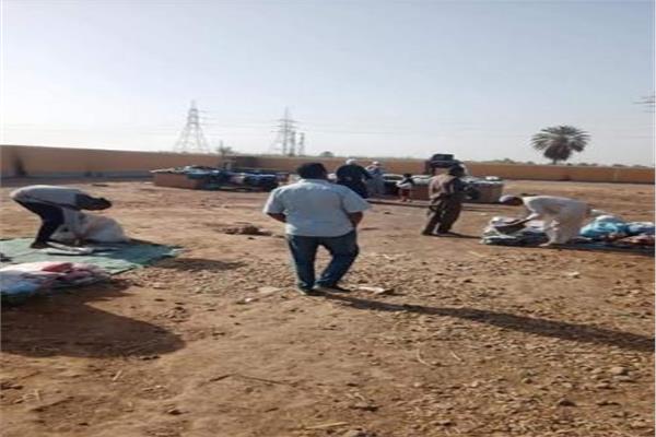 فض تجمعات الباعة خارج السوق الأسبوعي