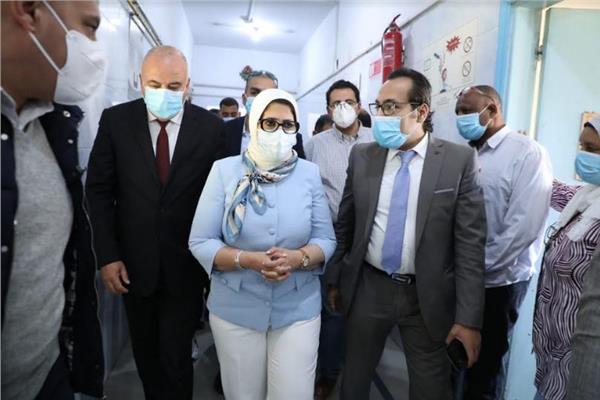 وزيرة الصحة خلال الجولة 