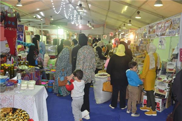 إقبال كبير من المواطنين على معرض اهلا رمضان بالإسماعيلية