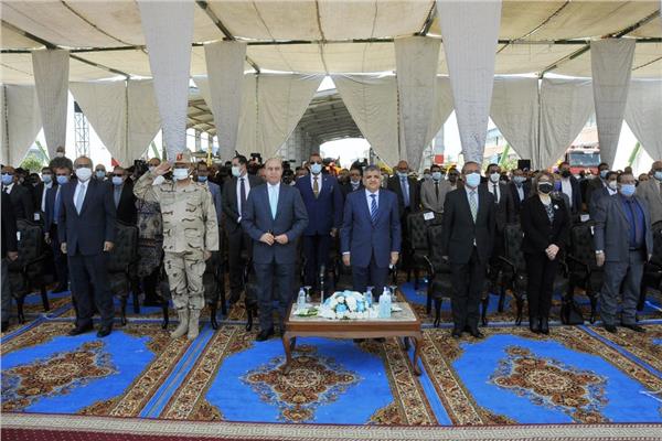 الفريق إسامة ربيع اثناء الاحتفال 