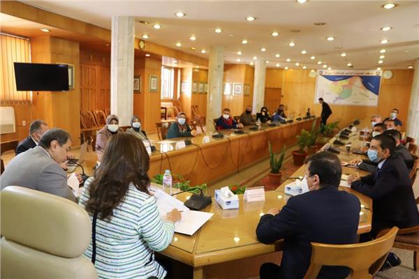 سعفان ومحافظ دمياط يلتقيان العمالة العائدة من الخارج لمساعدتهم في عمل مشروعات صغيرة