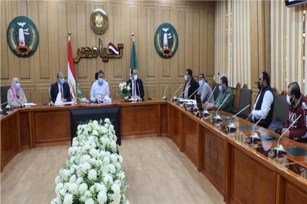 محافـظ المنوفية : يناقش خطة رصف عدد من الطرق المحلية بمركزي قويسنا وتلا