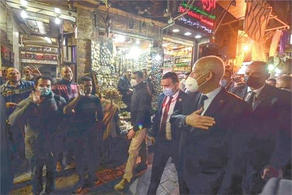 رئيس تونس قيس سعيد أثناء تجوله بشوارع المحروسة وزيارته لمنطقة خان الخليلى