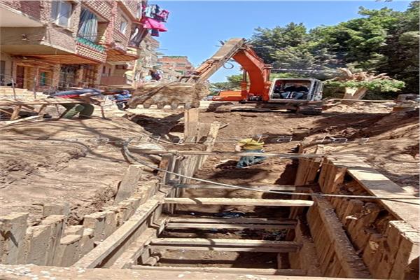 استكمال أعمال الصرف الصحي والكهرباء في الحوامدية بالجيزة