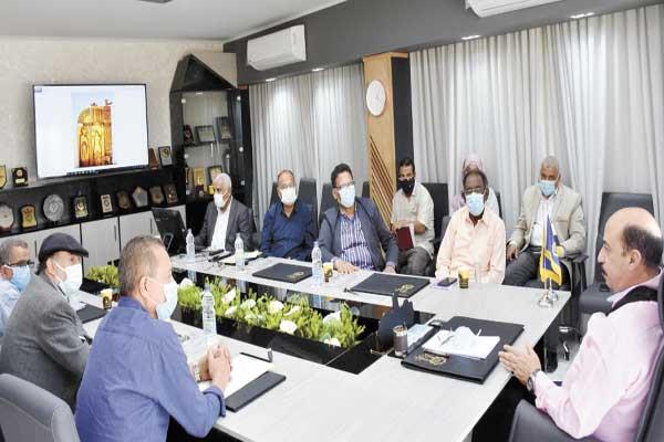 جانب من اجتماع المحافظ مع المسئولين بالمحافظة