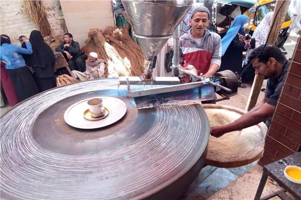 شباب الخير يتسارعون لتجهيز وجبات الفقراء وهدوء ملحوظ في الشوارع