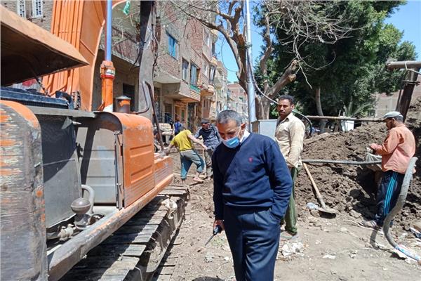مجدي محب رئيس مدينة الحوامدية اثناء استكمال اعمال التطوير
