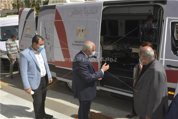 محافظ الجيزة يتسلم سيارتين مركز تكنولوجي متنقل