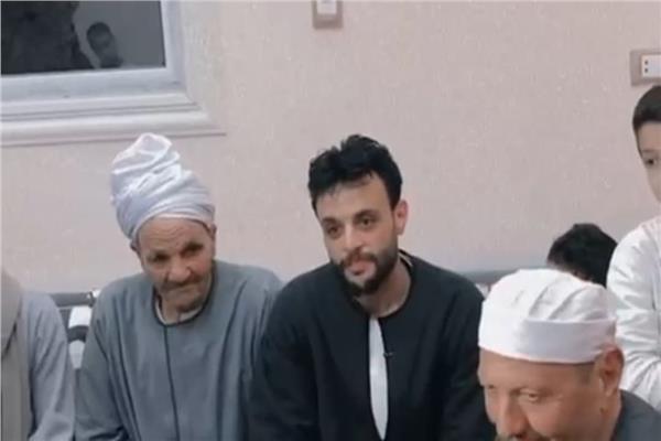 رجب بكار يتوسط للصلح بين عائلتين في مغاغة 