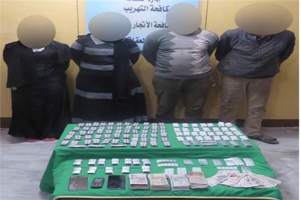 المتهمون وأمامهم المضبوطات