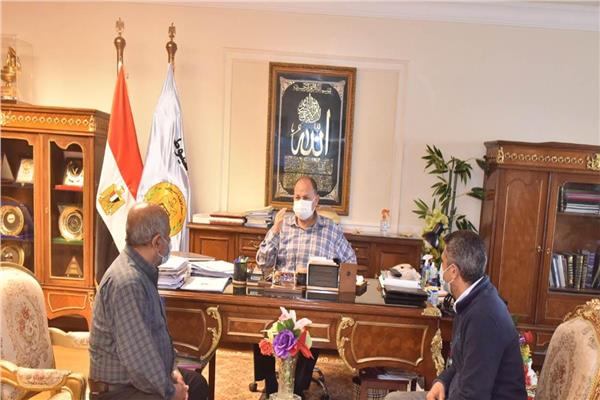 محافظ أسيوط يلتقي مسئولي هيئة الطرق