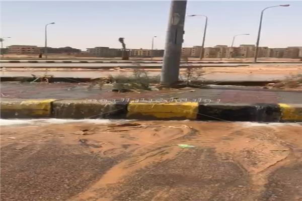 كسر ماسورة مياة  بجوار عامود الكهرباء بحدائق أكتوبر