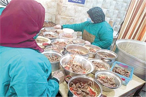  سيدات مطبخ الخير خلال إعداد وجبات الإفطار للصائمين