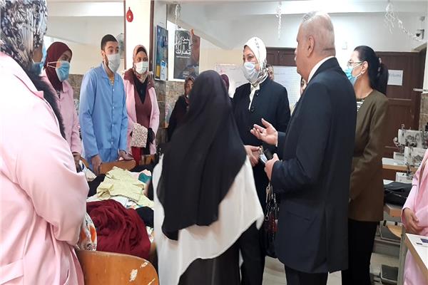 القوي العاملة  تعيد مصنع الكساء الشعبي بالإسكندرية لتشغيل المتدربين على مهنة التفصيل والخياطة 